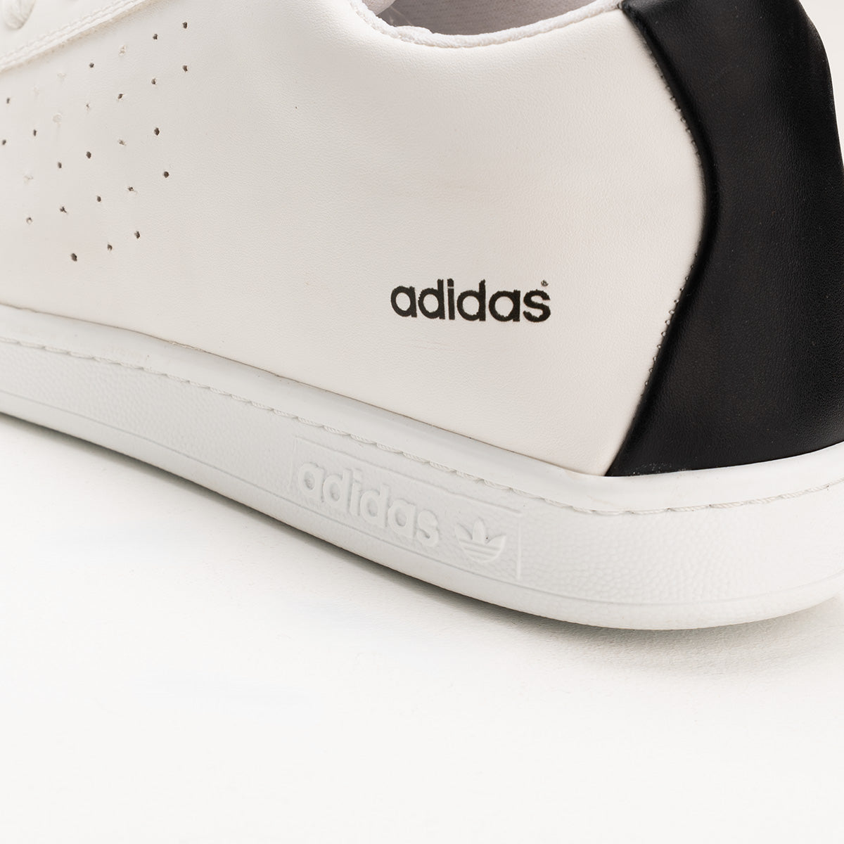 Men Classic Leather Casual Sneakers