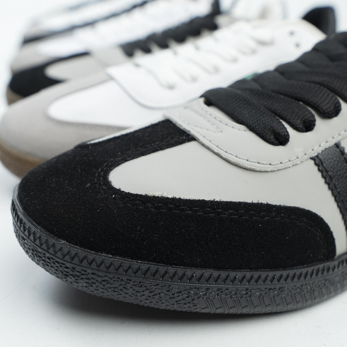 Men Retro Samba Style Sneakers Dual Color Sole Edition